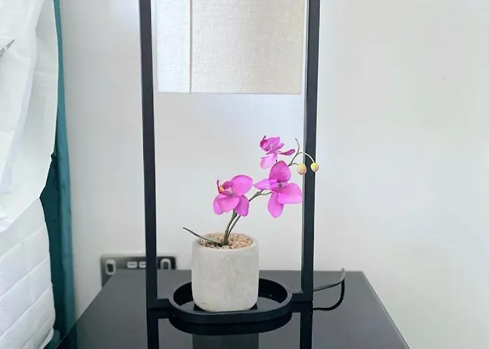 Mcr 1br Getaway With Rooftop Access & Prime Location *