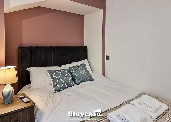 Delightful Spacious Haven With Large Driveway *