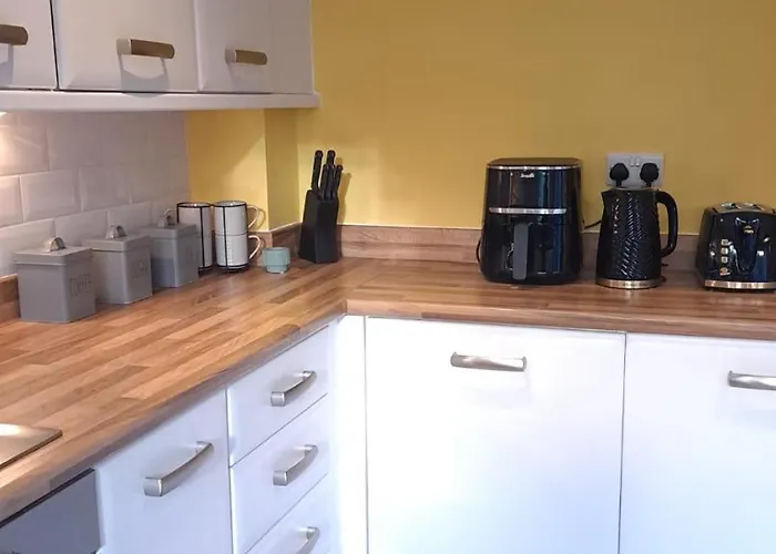 Tropical Sun Homes - Beautiful Spacious 3 Bed In A Serene Environment With Free Parking For 2 Cars Feriehus *