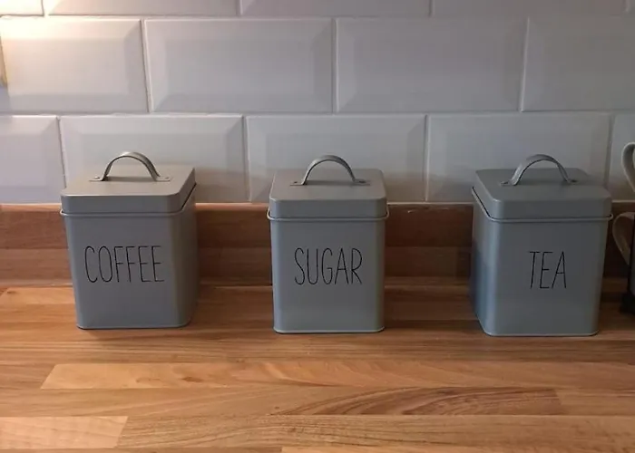 Tropical Sun Homes - Beautiful Spacious 3 Bed In A Serene Environment With Free Parking For 2 Cars *