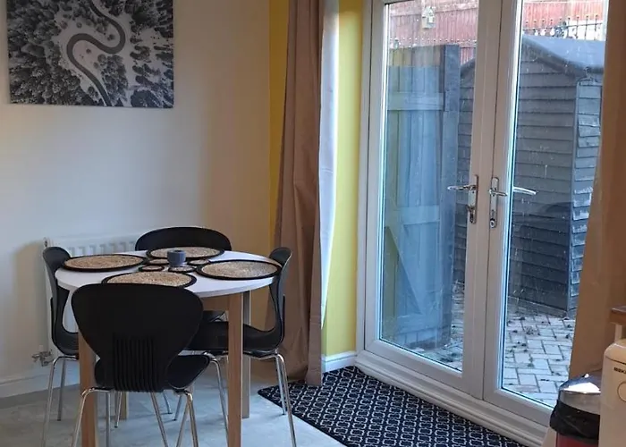 Feriehus Tropical Sun Homes - Beautiful Spacious 3 Bed In A Serene Environment With Free Parking For 2 Cars Manchester