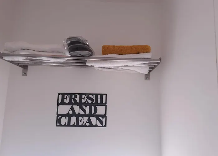 Tropical Sun Homes - Beautiful Spacious 3 Bed In A Serene Environment With Free Parking For 2 Cars *