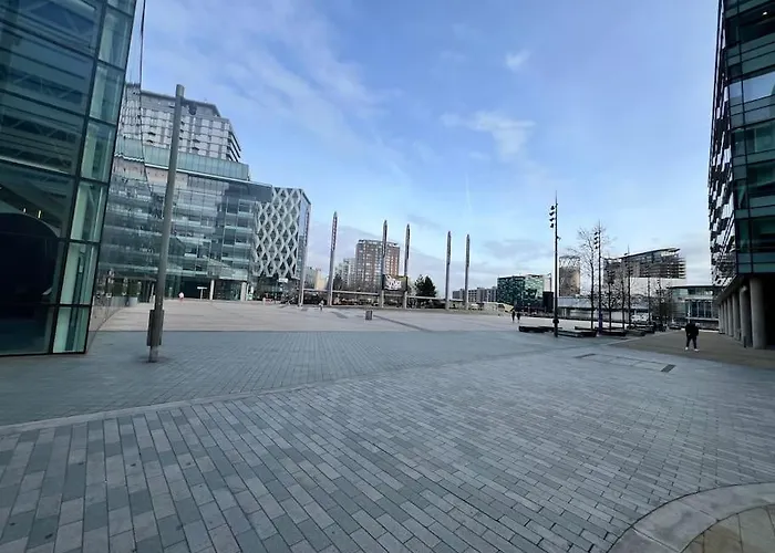 Spacious 2 Bedroom Flat Stunning Waterside View * Манчестер