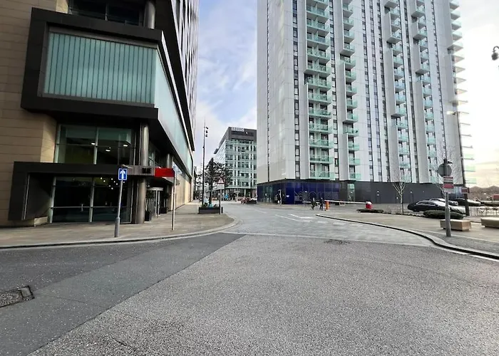 Spacious 2 Bedroom Flat Stunning Waterside View