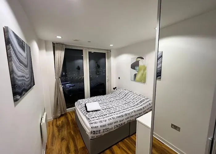 Spacious 2 Bedroom Flat Stunning Waterside View *