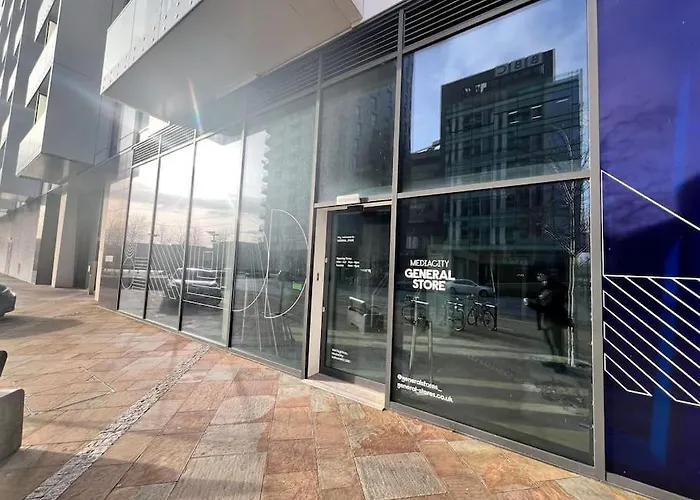 Апартаменты Spacious 2 Bedroom Flat Stunning Waterside View