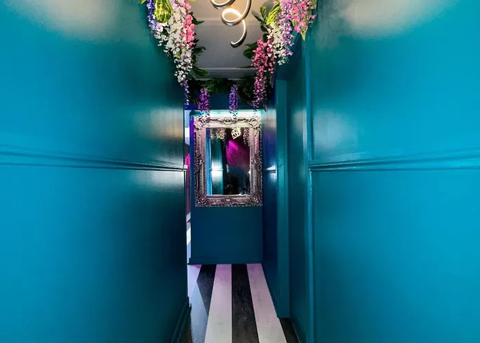 Manchester's Only Private Party For 12 With Makeup アパートホテル