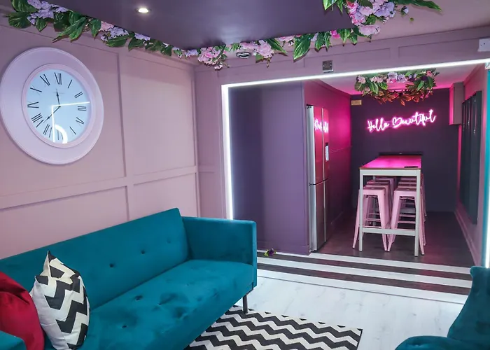 Manchester's Only Private Party For 12 With Makeup マンチェスター