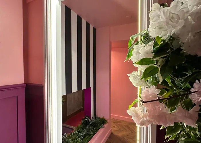 Manchester's Only Private Party For 12 With Makeup マンチェスター