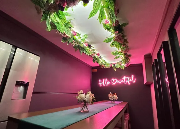 Manchester's Only Private Party For 12 With Makeup マンチェスター