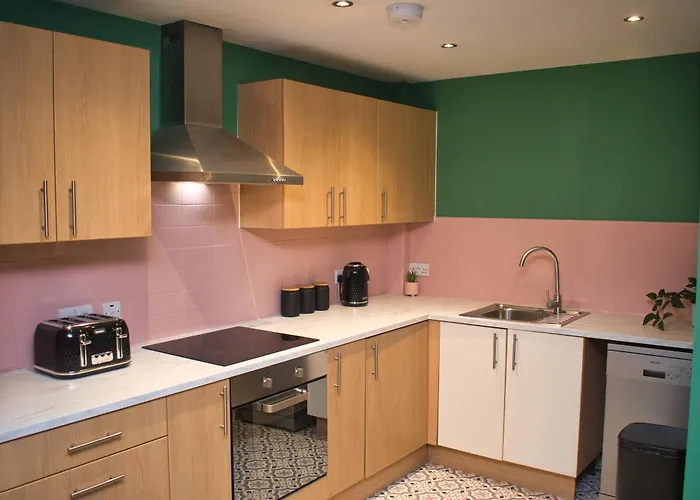 Spacious 2bdr By Torr Group Short Lets & Serviced With Free Underground Allocated Parking 公寓