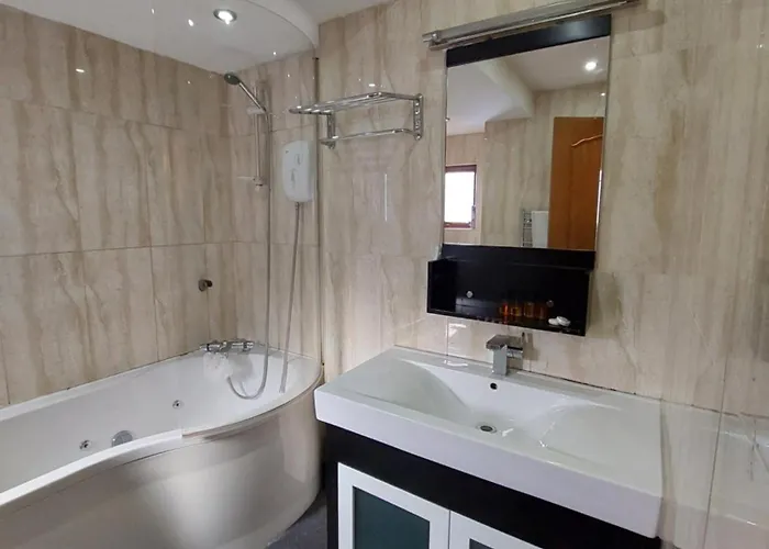 Apartment Dobcross Close *