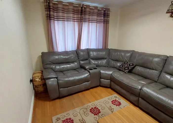 Dobcross Close Apartment *