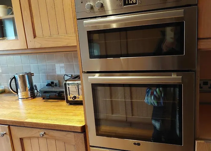 Dobcross Close Apartment *