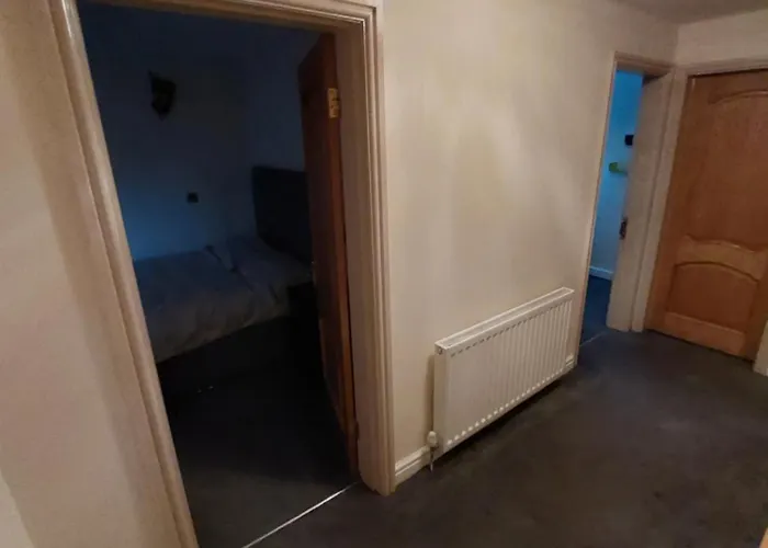 Dobcross Close Apartment *