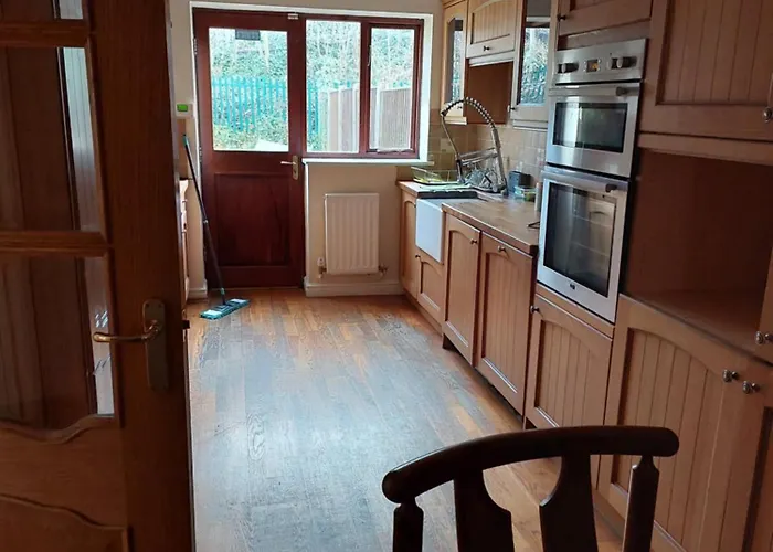 Dobcross Close Apartment *