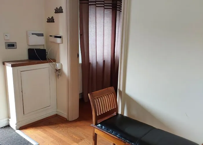 Apartment Dobcross Close