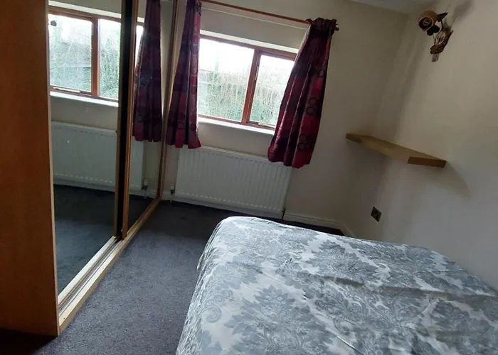 Apartment Dobcross Close