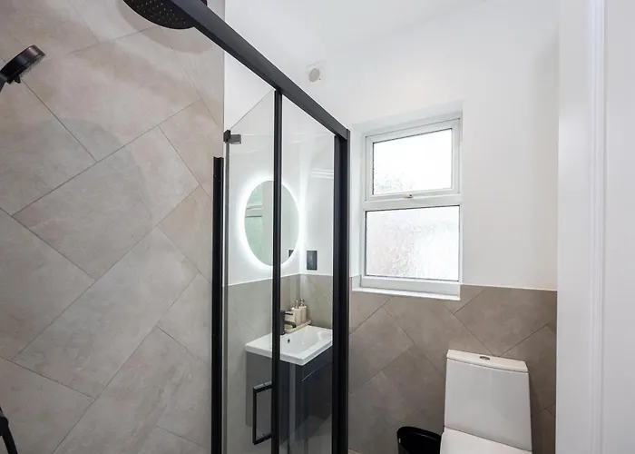 Stunning Luxury Spacious - 5 Bedrooms - Rest & Recharge In