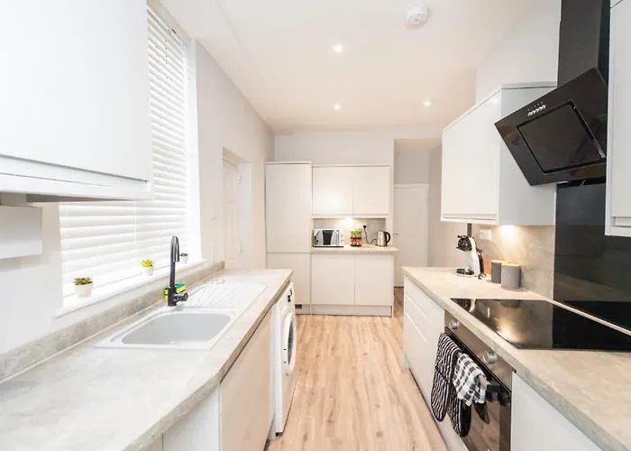 Hassle-free & Handsome Brand-new 3-bed