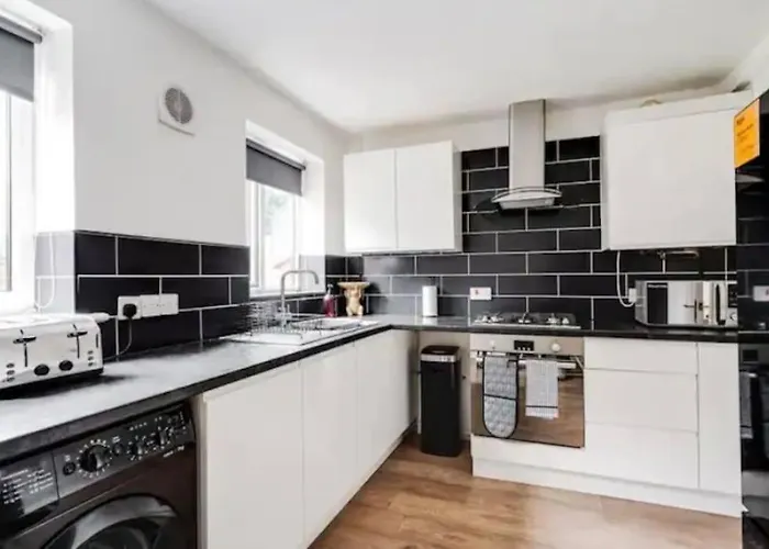New Build House Near Trafford Centre With Drive *