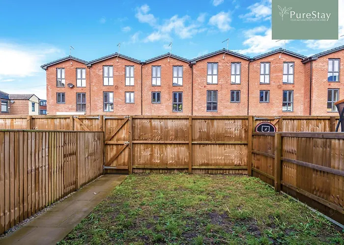 Spacious 5-bedroom Contractor House Sleeps 7 With Parking By Purestay Manchester