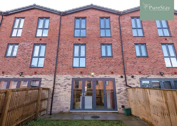 Spacious 5-bedroom Contractor House Sleeps 7 With Parking By Purestay Vakantiehuis *