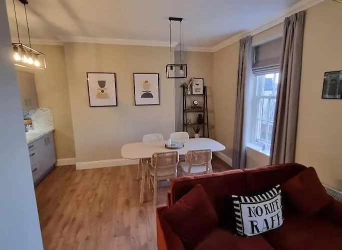 20 Min Walk From Centre *