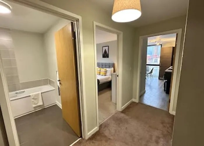 Large 1 Bed Mcr Apartment&huge Terrace Sleeps 4 Apartment *