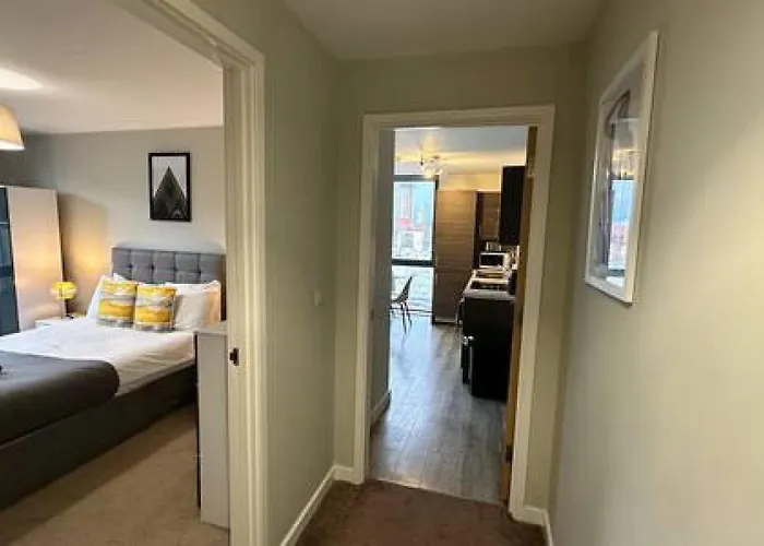 Large 1 Bed Mcr Apartment&huge Terrace Sleeps 4 Apartment *