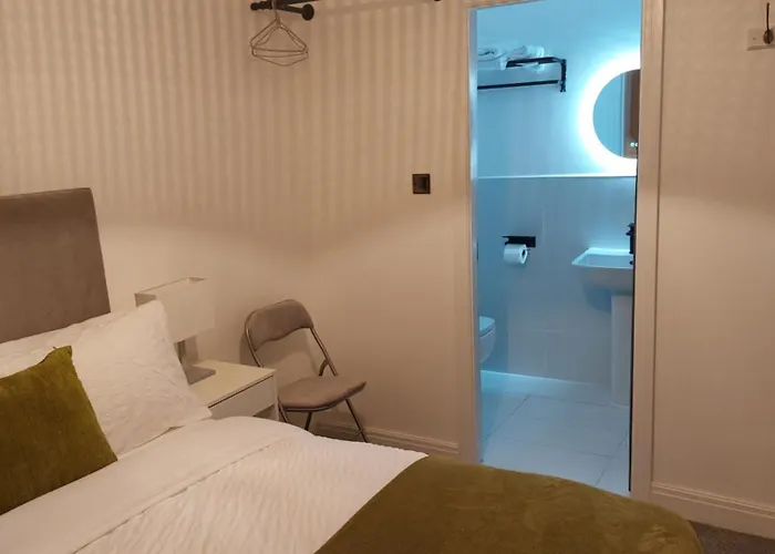 Bankwell Street Two Bedroom -apartment With Parking 아파트 맨체스터