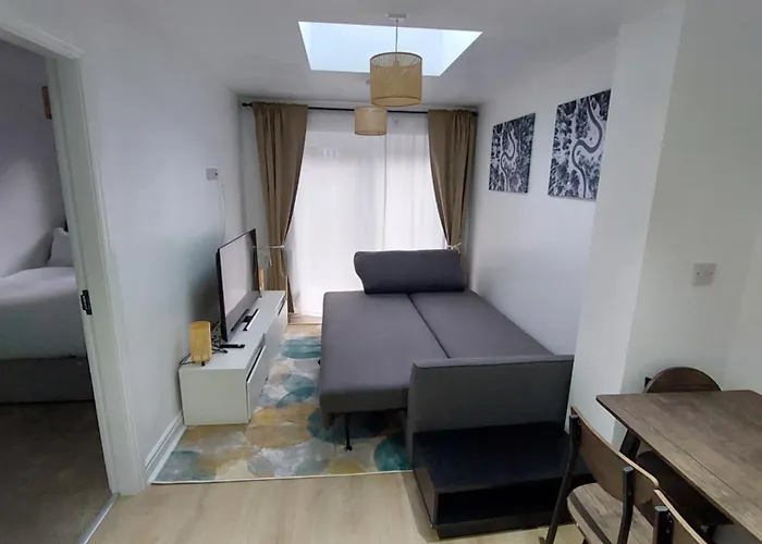 Bankwell Street Two Bedroom -apartment With Parking 맨체스터