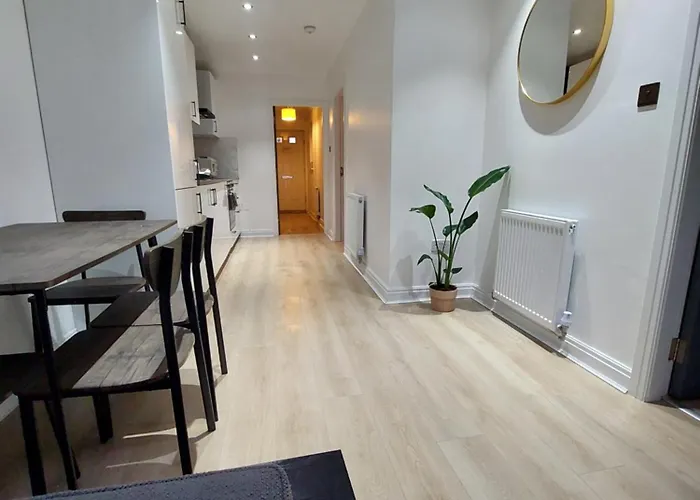 Bankwell Street Two Bedroom -apartment With Parking 맨체스터