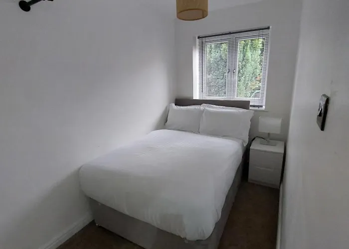 Bankwell Street Two Bedroom -apartment With Parking *