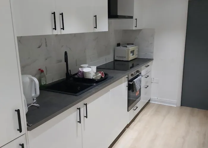 Bankwell Street Two Bedroom -apartment With Parking 아파트 맨체스터