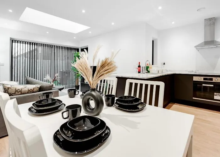 New Build Haven - Close To Centre - Etihad 펜션 *