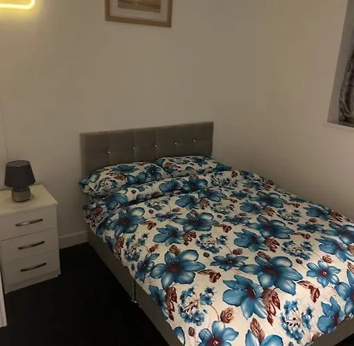 Modern 2-bed Flat In Salford *