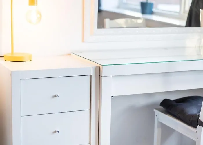 The Heart - Cosy 3 Bedroom House With Double Driveway And Garden In בית נופש