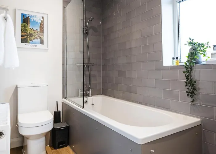 The Heart - Cosy 3 Bedroom House With Double Driveway And Garden In בית נופש