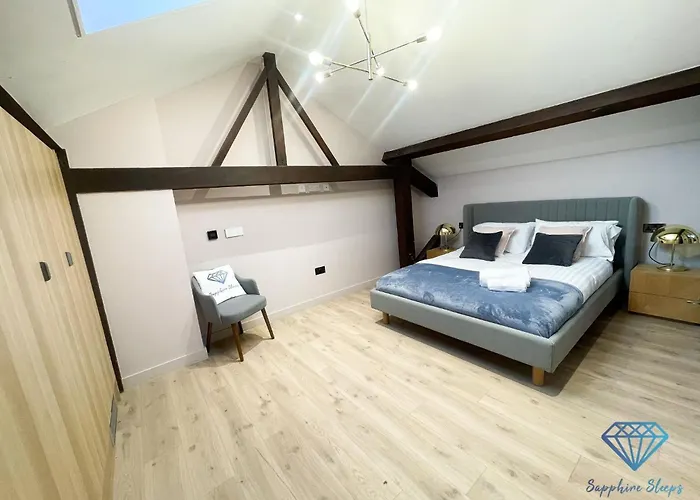 M1 Centre 3 Bed 3 Bath Luxe Penthouse Apartment *