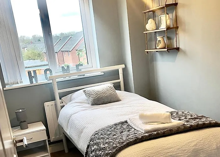 4 Bedroom Town House- Free Parking, Perfect For Families And Contractors *