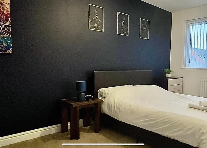 4 Bedroom Town House- Free Parking, Perfect For Families And Contractors Дом отдыха *