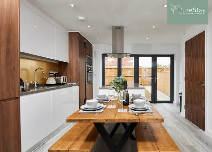 Luxury 5-bedroom House Sleeps 9 With Private Garden By Purestay بيت للعطل *