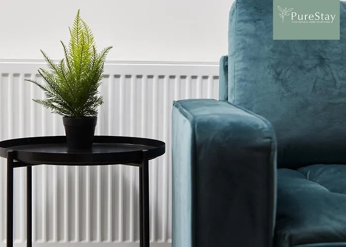 Luxury 5-bedroom House Sleeps 9 With Private Garden By Purestay