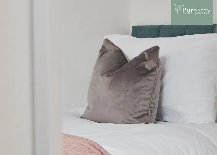 Luxury 5-bedroom House Sleeps 9 With Private Garden By Purestay بيت للعطل