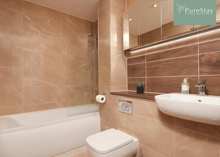 Luxury 5-bedroom House Sleeps 9 With Private Garden By Purestay