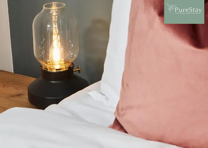 Luxury 5-bedroom House Sleeps 9 With Private Garden By Purestay