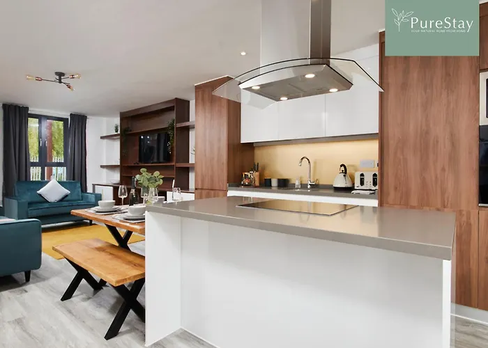 Luxury 5-bedroom House Sleeps 9 With Private Garden By Purestay * مانشستر