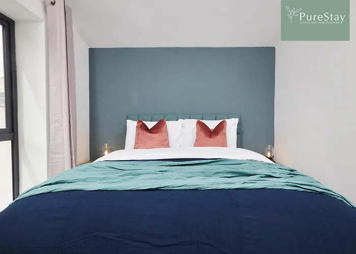 Luxury 5-bedroom House Sleeps 9 With Private Garden By Purestay بيت للعطل *