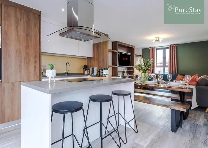 Spacious 5-bedroom Contractor House Sleeps 7 With Parking By Purestay Vakantiehuis *